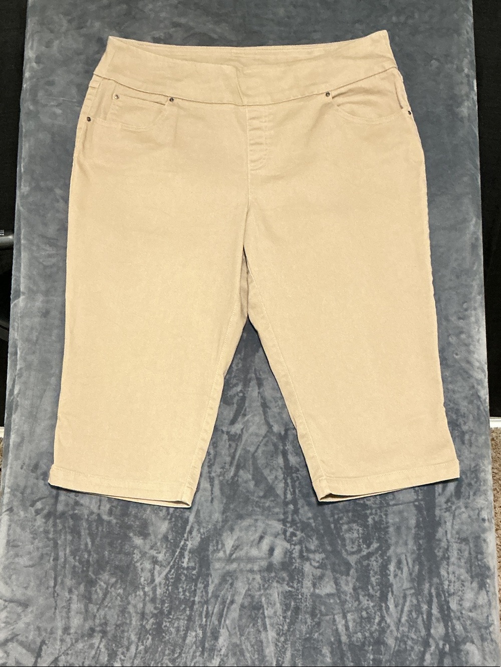 CAPRI STRETCHY PANTS TIME AND TRUE KHAKI BEIGE PULLOVER